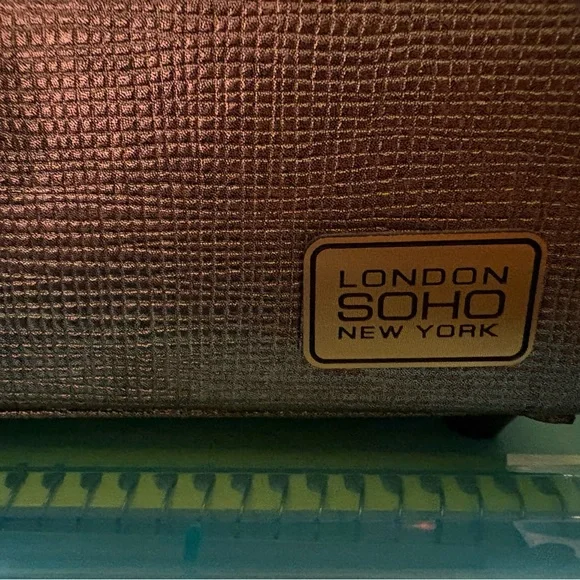 Elegant Gold Cosmetic Case - Picture 13 of 14